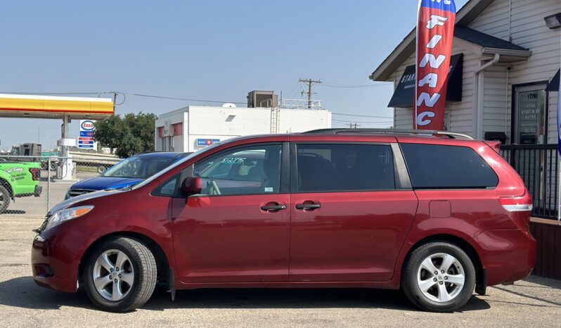 
								2012 Toyota Sienna CE full									