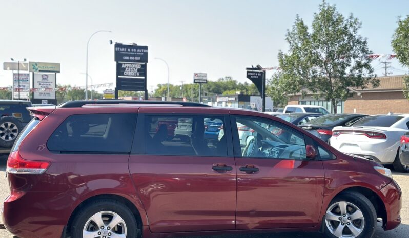 
								2012 Toyota Sienna CE full									