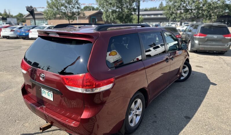 
								2012 Toyota Sienna CE full									
