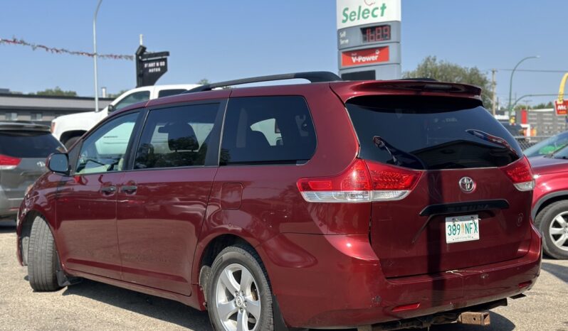 
								2012 Toyota Sienna CE full									