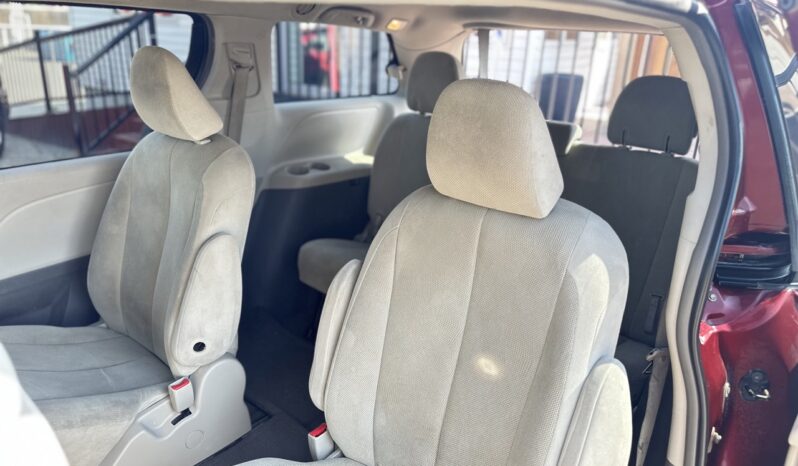 
								2012 Toyota Sienna CE full									