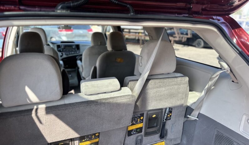
								2012 Toyota Sienna CE full									