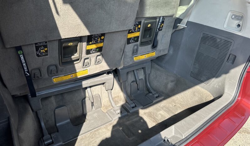 
								2012 Toyota Sienna CE full									