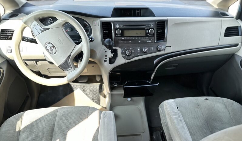 
								2012 Toyota Sienna CE full									