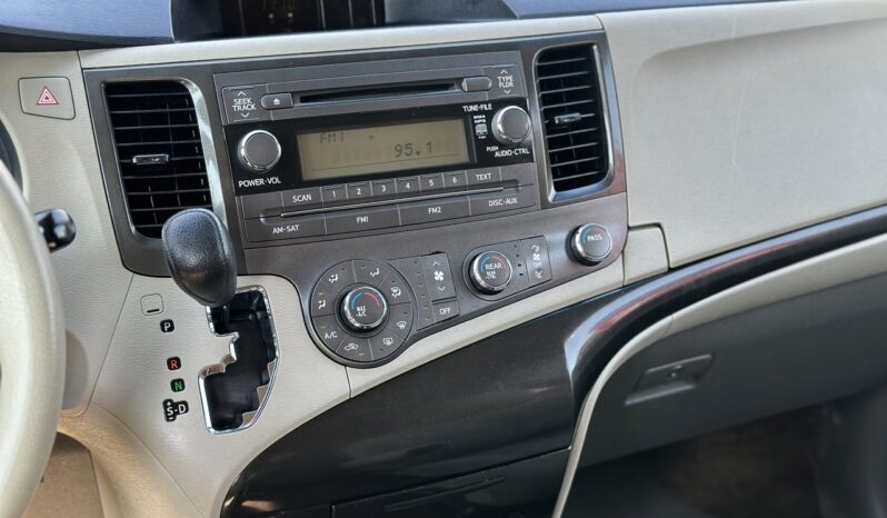 
								2012 Toyota Sienna CE full									