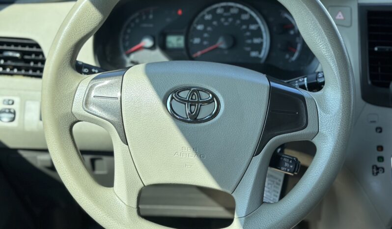 
								2012 Toyota Sienna CE full									