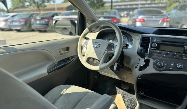 
								2012 Toyota Sienna CE full									