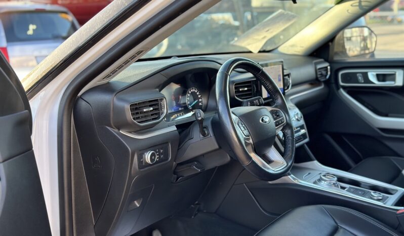 
								2022 Ford Explorer XLT 4WD full									