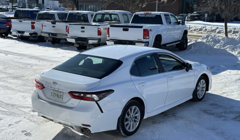 
								2022 Toyota Camry SE full									