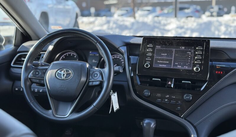 
								2022 Toyota Camry SE full									