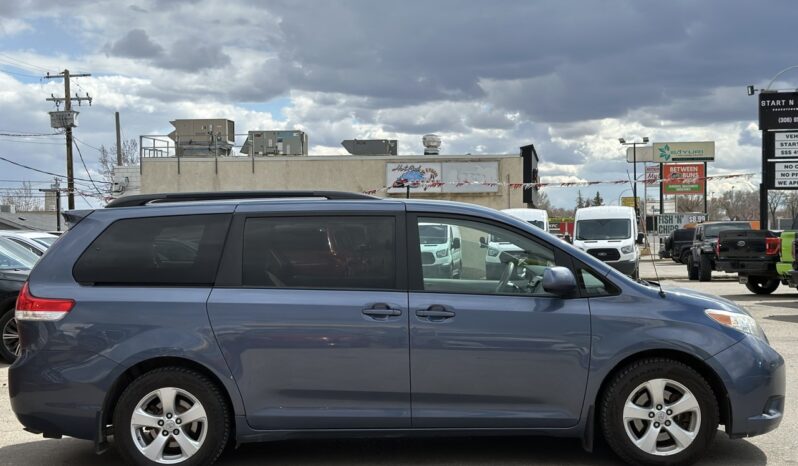 
								2014 Toyota Sienna LE full									