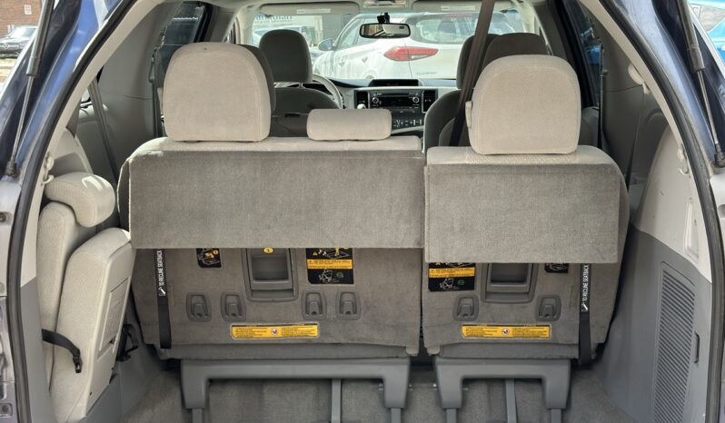 
								2014 Toyota Sienna LE full									
