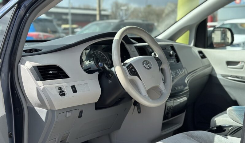 
								2014 Toyota Sienna LE full									