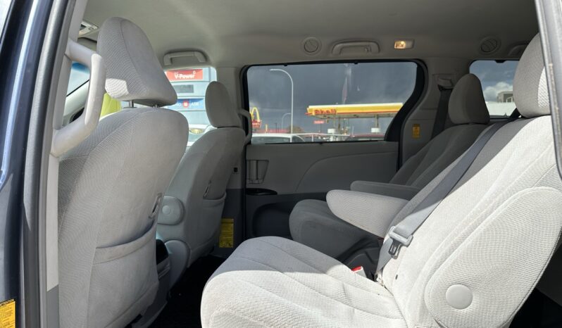 
								2014 Toyota Sienna LE full									