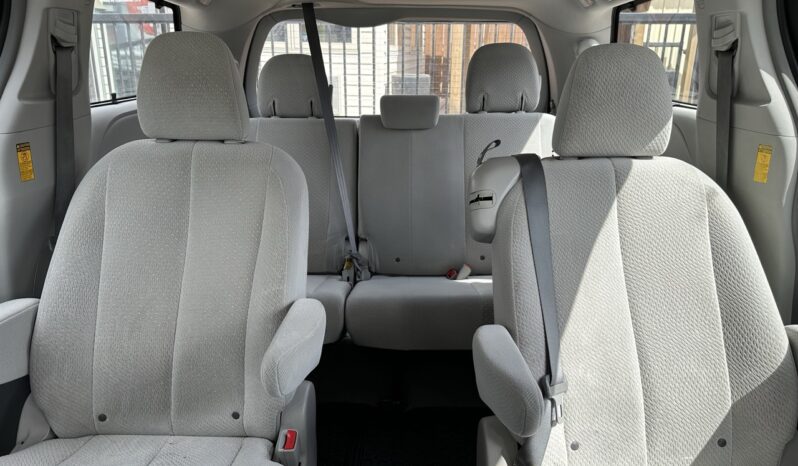 
								2014 Toyota Sienna LE full									