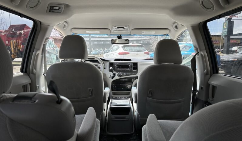 
								2014 Toyota Sienna LE full									