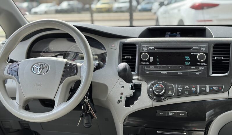
								2014 Toyota Sienna LE full									