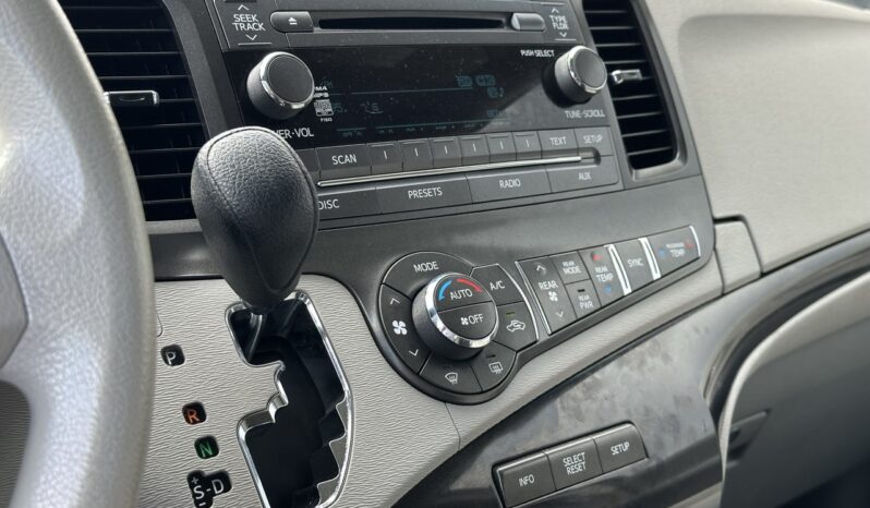 
								2014 Toyota Sienna LE full									