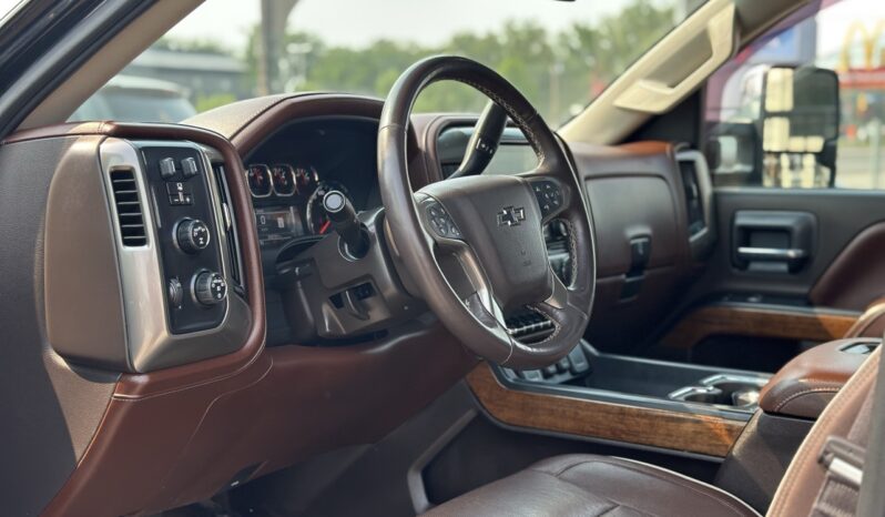
								2017 Chevrolet Silverado 1500 High Country full									